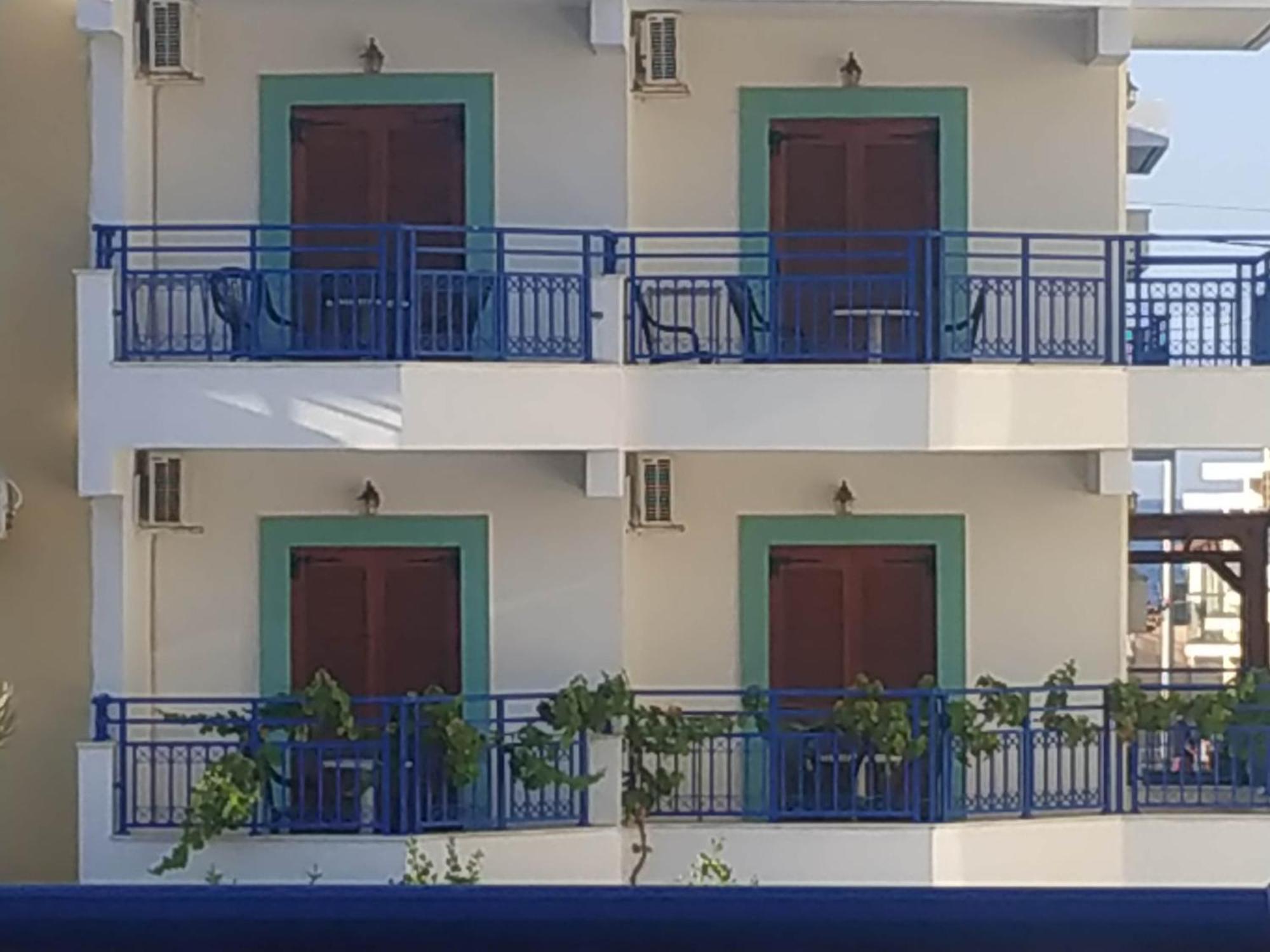George Studios Stalís Luaran gambar