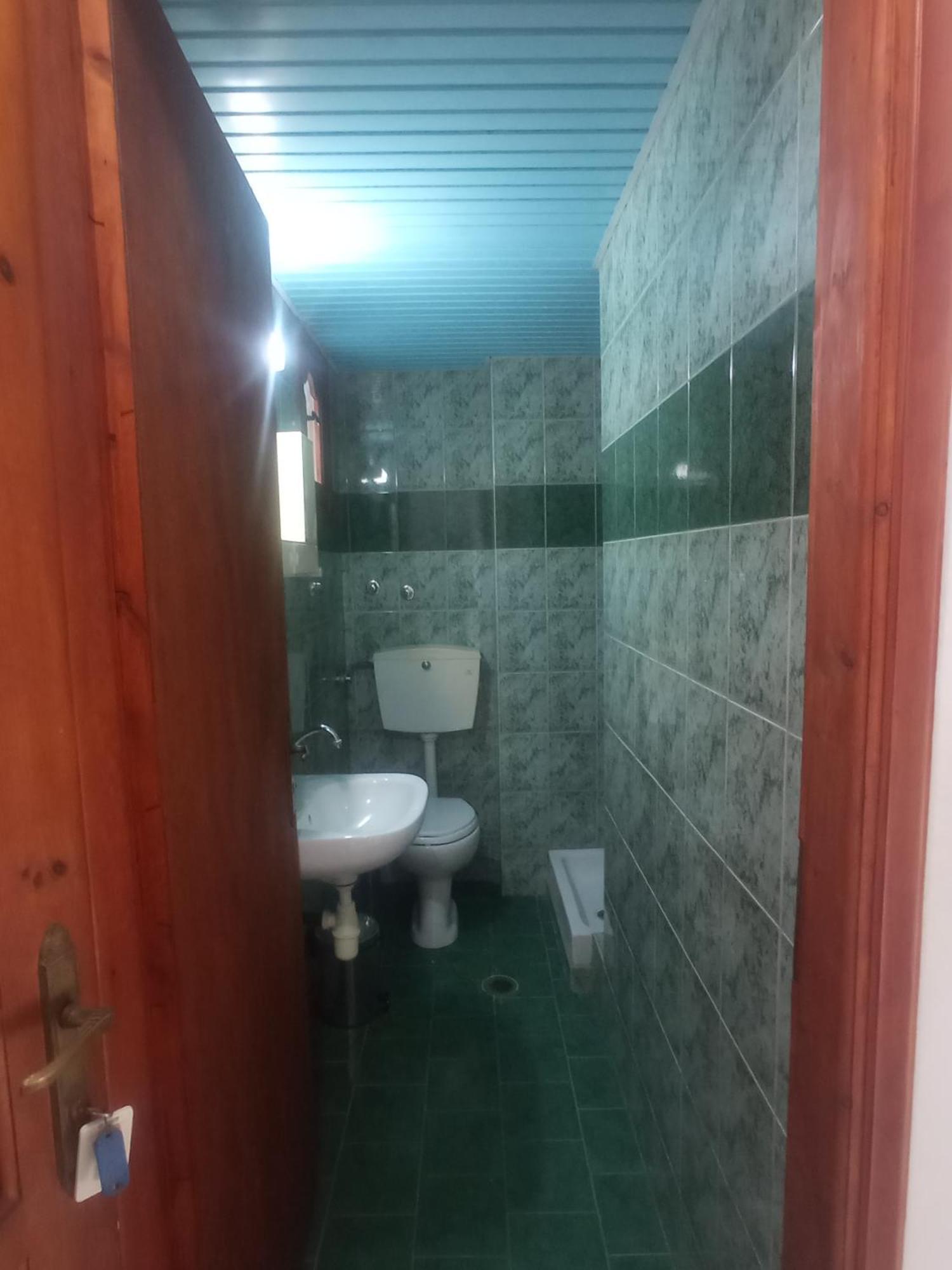 George Studios Stalís Luaran gambar