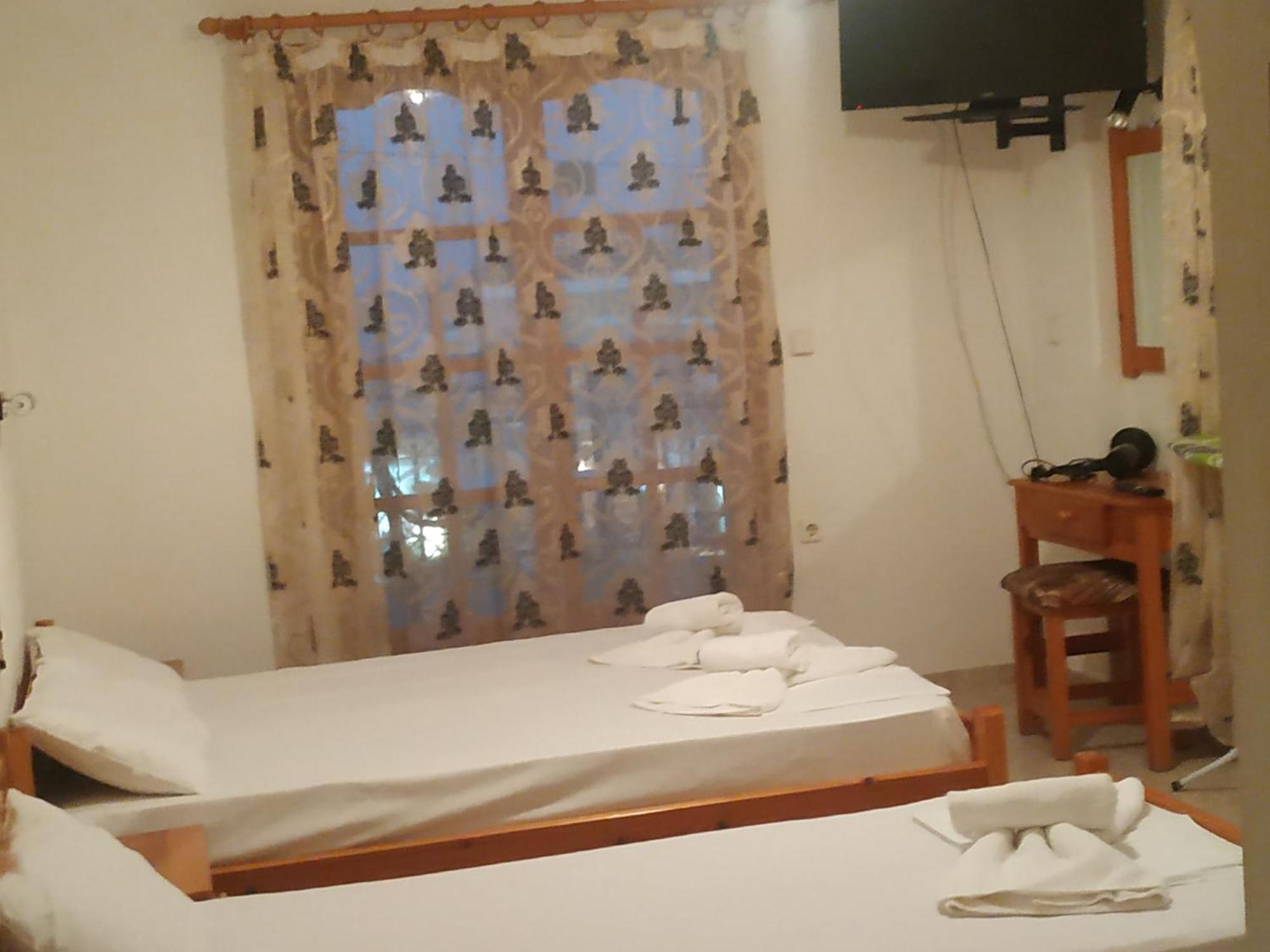 George Studios Stalís Luaran gambar