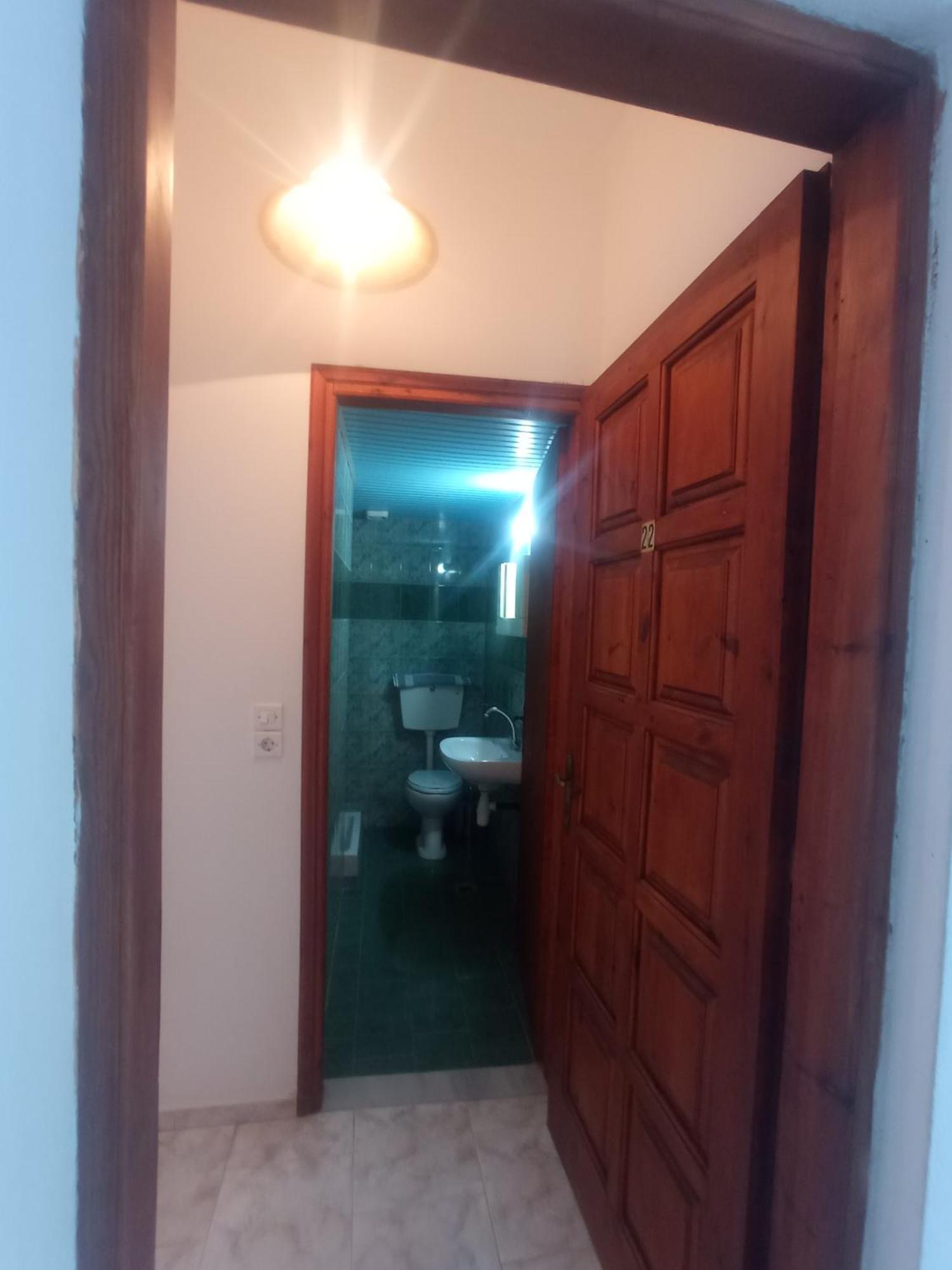 George Studios Stalís Luaran gambar